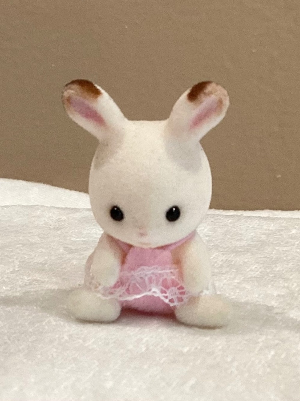 Calico Critters Sitting Baby Girl Breeze Chocolate Rabbit Sylvanian Families